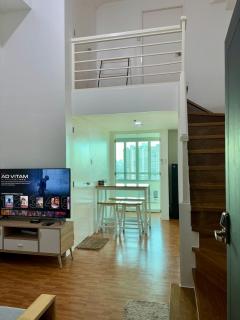 Loft-type condo in Mandaluyong with city views and parking - Manila - 0