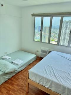 Loft-type condo in Mandaluyong with city views and parking - Manila - 5