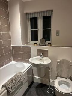 Charming 2 Bed Countryside House with Free Parking - Oundle - 2