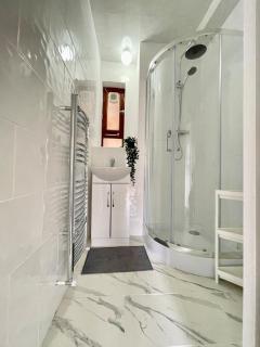 Colourful 4 Bedroom Property - Mile End - Central, Hammersmith & City and District Lines - Londra - 2