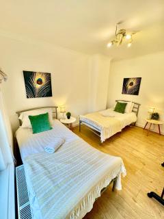 EasyRest Spalding - 6 Beds & Free Parking - Central & Quiet Location - Entire Spacious House - Spalding - 1