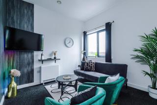 Sleeps 8, Free Parking, Stunning Apartment In Salford Quays, Perfect for Groups, Long Term Disc - Manchester - 0