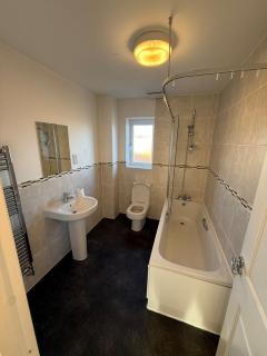 OnSiteStays - 4 Large Bedrooms 3 Bathrooms 1 WC Parking Garden & Wifi - Basildon - 3