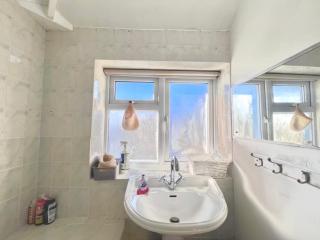 Spacious 3-Bed Family Retreat with Cosy Living and Garden! Free parking - Manchester - 1