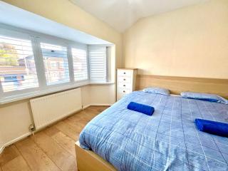 Spacious 3-Bed Family Retreat with Cosy Living and Garden! Free parking - Manchester - 3