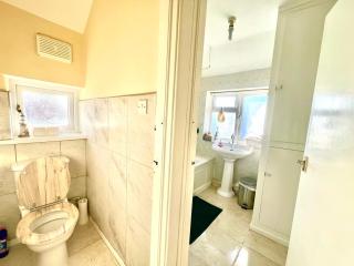 Spacious 3-Bed Family Retreat with Cosy Living and Garden! Free parking - Manchester - 4