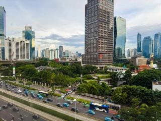 Apt Sudirman Suite 3BR With Infinity Pool & Netflix by Damaresa - 9