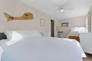 Renovated Coastal Haven Camp Ellis Classic Escape - 1