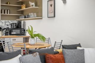 Modern 2 Bed Apartment in Greenwich, Perfect for Business & Contractors with Free Parking - Londra - 1