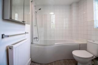 Clover Apartment - Sleeps 5 - Free Parking, Self-Check-In, Fast Wifi and Sky TV by Yoko Property - 5