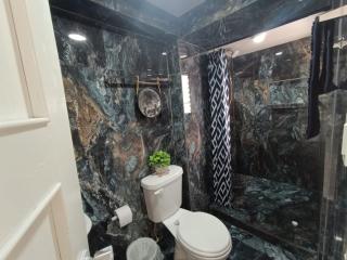 X-Elegante departamento de 2 baños y 3 dormitorios a una cuadra del parque Calderón - Cuenca - 2