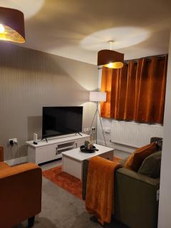 Lovely 3 bedroom house, Sleeps up to 5, 1 comfy double bed, 3 comfy single beds, Suitable for contractors and holiday makers, Quiet area, free wifi, Parking, Garden, - Telford - 8