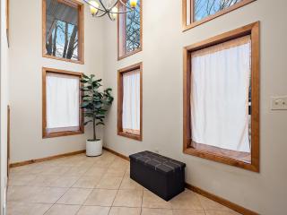 Private Master Suite in house - 14 miles To Downtown Minneapolis - 9