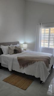 Irie Rock Cottage - Close to the Beaches and Attractions, Spa Treatment- Discovery Bay, St Ann - Discovery Bay - 6
