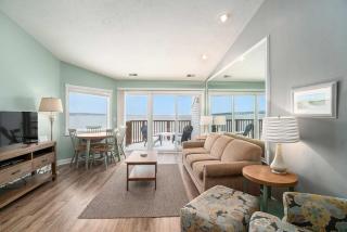 Beachside 325 Waterfront Condo - Traverse City - 8