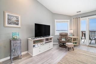 Beachside 323 Waterfront Condo - Traverse City - 7