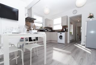 SAV - 4 Bed Town House, Harrow - Harrow - 6