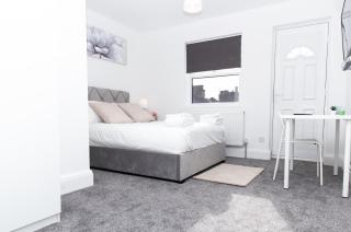 SAV - 4 Bed Town House, Harrow - Harrow - 4