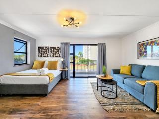9 mins to beach, Wifi, Parking, Balcony, Braai - 3