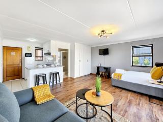 9 mins to beach, Wifi, Parking, Balcony, Braai - 4