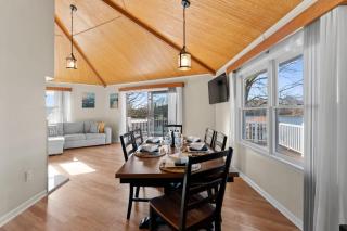 Pleasant Cove Waterfront Getaway with Fire Pit Deck and Private Lake Access - Mooresville - 7