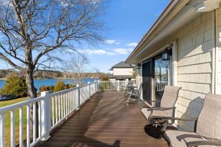 Pleasant Cove Waterfront Getaway with Fire Pit Deck and Private Lake Access - Mooresville - 4