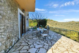 Ann's House-Under the shadow of a castle with pool and view - - 4