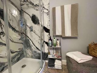 Spacious Cozy Guest Suite - 8