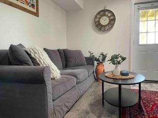 Spacious Cozy Guest Suite - 5