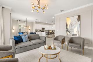 Upstay Luxury Living w Pool Hot Tub Cinema - 6