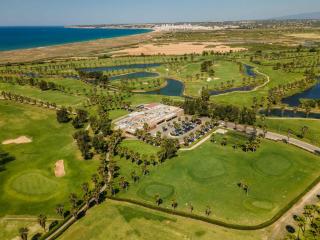 Salgados 2-Bedroom Apartment - 900m from the Beach - Wifi - 5