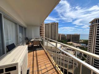 Ilikai Apt 1822-2BR2BA Modern Unit with Ocean &Harbor Views No resort fees - Honolulu - 2
