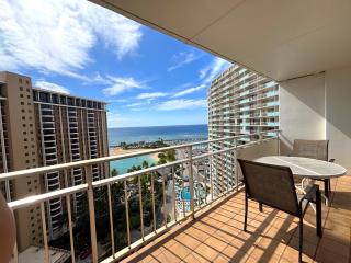 Ilikai Apt 1822-2BR2BA Modern Unit with Ocean &Harbor Views No resort fees - Honolulu - 3