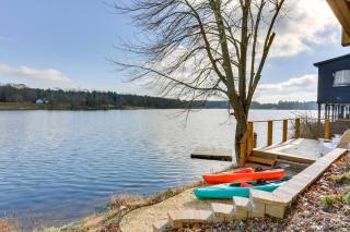 Victorian Lake Oasis w/ Hot Tub & Fireplace - - 8