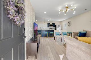 Chic home with king bed in Raleigh - 6