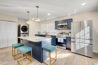 Chic home with king bed in Raleigh - 3