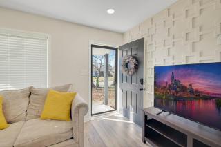 Chic home with king bed in Raleigh - 7