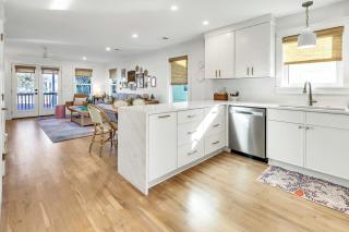 Little Wing JUST Renovated 3 BR 3 BA 3 Bikes Pool Sleeps 6 - 2
