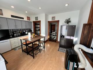 Skyline Retreat Spacious Elegance Queen Suite 4 City Views - 8