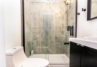Downtown Retreat-Spacious Rooms with Shared Kitchen & Bath - Toronto - 7