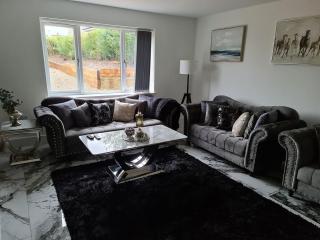 SAV 5 Bed Luxury Detached House in Leicester - Humberstone - 3