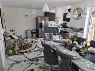 SAV 5 Bed Luxury Detached House in Leicester - Humberstone - 2