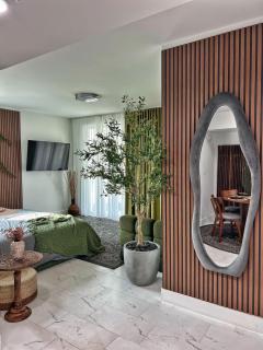 MIAMI WOOD APART HOTEL NEW 2024 - PRIVATE TERRACE - free GARAGE - Beach 5 min - Hollywood - 2