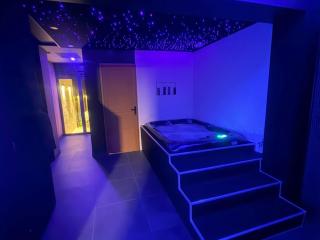 Sweety's Eden Jacuzzi - Spa privé Sauna Cinéma room Jardin - Terrasse centre-ville - Le Mans - 0