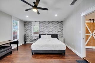 Spacious Getaway Cozy & Modern Backyard Dream - Tampa - 7