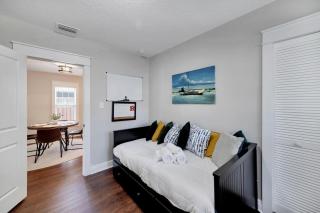 Spacious Getaway Cozy & Modern Backyard Dream - Tampa - 5