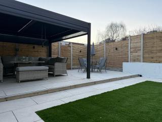 5 Bed Town House Within City Centre and Sleeps Up To 11 with Sky and Netflix - 1