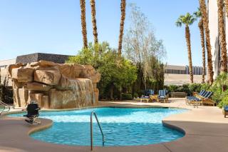 Hampton Inn Tropicana - 2