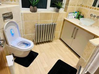 A Cozy Room in a Well Furnished Apartment Close to the Sea Front and Gun Wharf and Land Marks - 2