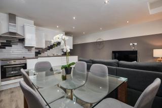 Centra Leeds Apartment - 2